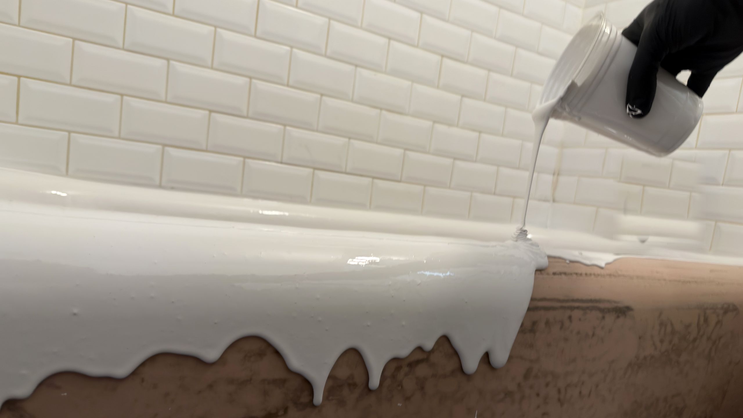 Pour-on bathtub refinishing in Los Angeles