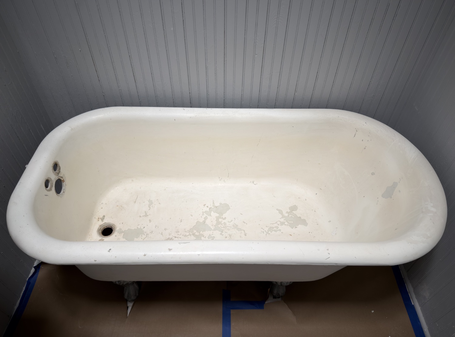Bathtub before refinishing